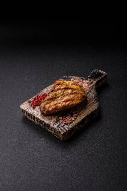 Tavuk göğsü bifteği, ızgara tavuk fileto, sağlıklı yemek, öğle yemeği. Tasarımınız için arka planda tavuk bifteği