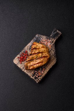 Tavuk göğsü bifteği, ızgara tavuk fileto, sağlıklı yemek, öğle yemeği. Tasarımınız için arka planda tavuk bifteği