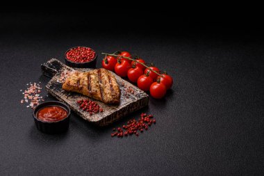 Tavuk göğsü bifteği, ızgara tavuk fileto, sağlıklı yemek, öğle yemeği. Tasarımınız için arka planda tavuk bifteği