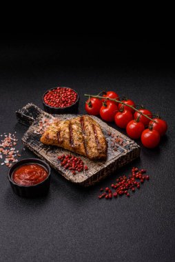 Tavuk göğsü bifteği, ızgara tavuk fileto, sağlıklı yemek, öğle yemeği. Tasarımınız için arka planda tavuk bifteği