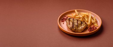 Tavuk göğsü bifteği, ızgara tavuk fileto, sağlıklı yemek, öğle yemeği. Tasarımınız için arka planda tavuk bifteği