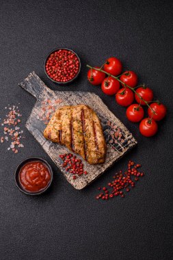 Tavuk göğsü bifteği, ızgara tavuk fileto, sağlıklı yemek, öğle yemeği. Tasarımınız için arka planda tavuk bifteği