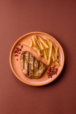 Tavuk göğsü bifteği, ızgara tavuk fileto, sağlıklı yemek, öğle yemeği. Tasarımınız için arka planda tavuk bifteği