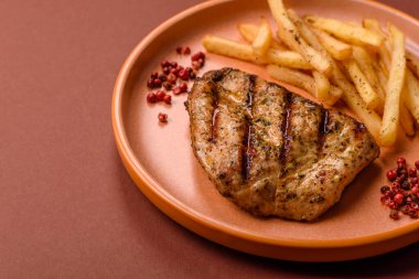 Tavuk göğsü bifteği, ızgara tavuk fileto, sağlıklı yemek, öğle yemeği. Tasarımınız için arka planda tavuk bifteği