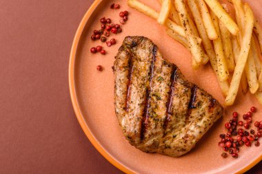 Tavuk göğsü bifteği, ızgara tavuk fileto, sağlıklı yemek, öğle yemeği. Tasarımınız için arka planda tavuk bifteği