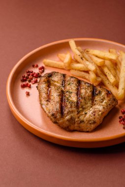 Tavuk göğsü bifteği, ızgara tavuk fileto, sağlıklı yemek, öğle yemeği. Tasarımınız için arka planda tavuk bifteği