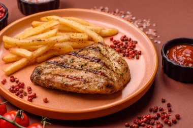 Tavuk göğsü bifteği, ızgara tavuk fileto, sağlıklı yemek, öğle yemeği. Tasarımınız için arka planda tavuk bifteği