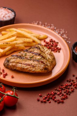 Tavuk göğsü bifteği, ızgara tavuk fileto, sağlıklı yemek, öğle yemeği. Tasarımınız için arka planda tavuk bifteği