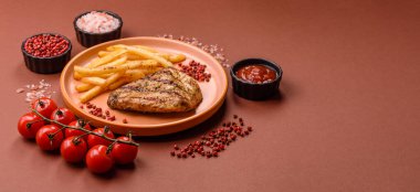 Tavuk göğsü bifteği, ızgara tavuk fileto, sağlıklı yemek, öğle yemeği. Tasarımınız için arka planda tavuk bifteği