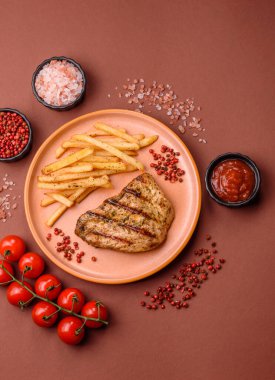 Tavuk göğsü bifteği, ızgara tavuk fileto, sağlıklı yemek, öğle yemeği. Tasarımınız için arka planda tavuk bifteği