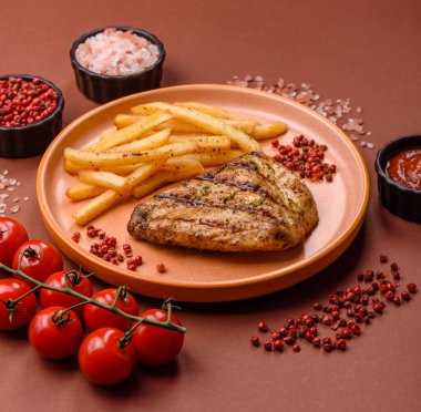 Tavuk göğsü bifteği, ızgara tavuk fileto, sağlıklı yemek, öğle yemeği. Tasarımınız için arka planda tavuk bifteği