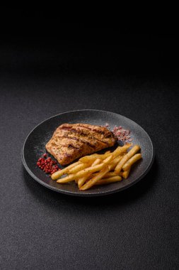 Tavuk göğsü bifteği, ızgara tavuk fileto, sağlıklı yemek, öğle yemeği. Tasarımınız için arka planda tavuk bifteği