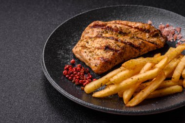 Tavuk göğsü bifteği, ızgara tavuk fileto, sağlıklı yemek, öğle yemeği. Tasarımınız için arka planda tavuk bifteği