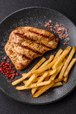 Tavuk göğsü bifteği, ızgara tavuk fileto, sağlıklı yemek, öğle yemeği. Tasarımınız için arka planda tavuk bifteği