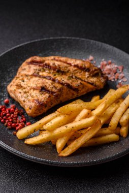 Tavuk göğsü bifteği, ızgara tavuk fileto, sağlıklı yemek, öğle yemeği. Tasarımınız için arka planda tavuk bifteği