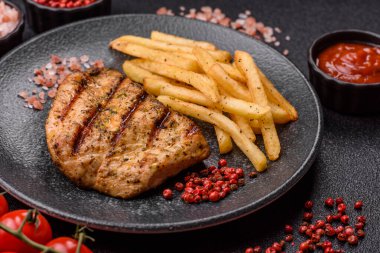 Tavuk göğsü bifteği, ızgara tavuk fileto, sağlıklı yemek, öğle yemeği. Tasarımınız için arka planda tavuk bifteği