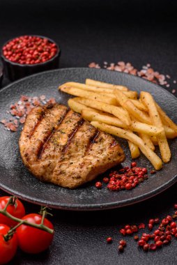 Tavuk göğsü bifteği, ızgara tavuk fileto, sağlıklı yemek, öğle yemeği. Tasarımınız için arka planda tavuk bifteği