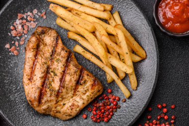 Tavuk göğsü bifteği, ızgara tavuk fileto, sağlıklı yemek, öğle yemeği. Tasarımınız için arka planda tavuk bifteği