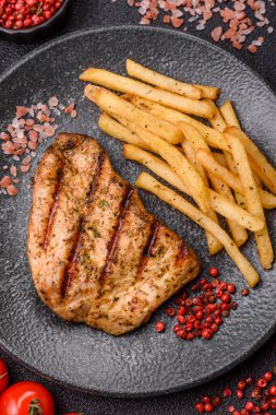 Tavuk göğsü bifteği, ızgara tavuk fileto, sağlıklı yemek, öğle yemeği. Tasarımınız için arka planda tavuk bifteği