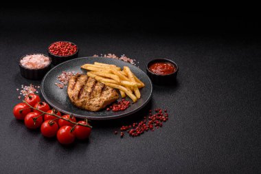 Tavuk göğsü bifteği, ızgara tavuk fileto, sağlıklı yemek, öğle yemeği. Tasarımınız için arka planda tavuk bifteği