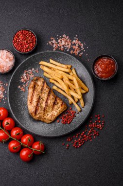 Tavuk göğsü bifteği, ızgara tavuk fileto, sağlıklı yemek, öğle yemeği. Tasarımınız için arka planda tavuk bifteği