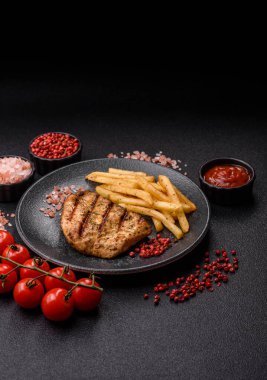 Tavuk göğsü bifteği, ızgara tavuk fileto, sağlıklı yemek, öğle yemeği. Tasarımınız için arka planda tavuk bifteği