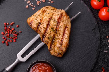 Tavuk göğsü bifteği, ızgara tavuk fileto, sağlıklı yemek, öğle yemeği. Tasarımınız için arka planda tavuk bifteği