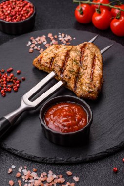 Tavuk göğsü bifteği, ızgara tavuk fileto, sağlıklı yemek, öğle yemeği. Tasarımınız için arka planda tavuk bifteği