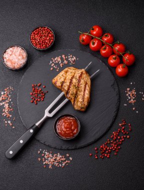 Tavuk göğsü bifteği, ızgara tavuk fileto, sağlıklı yemek, öğle yemeği. Tasarımınız için arka planda tavuk bifteği