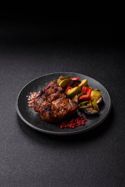 Domuz göğsü bifteği, ızgara fileto, sağlıklı yemek, öğle yemeği. Tasarımın için yemek arkaplanı olarak domuz bifteği