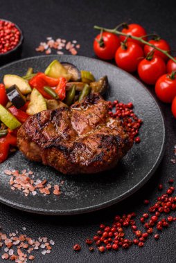 Domuz göğsü bifteği, ızgara fileto, sağlıklı yemek, öğle yemeği. Tasarımın için yemek arkaplanı olarak domuz bifteği