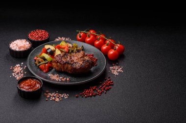 Domuz göğsü bifteği, ızgara fileto, sağlıklı yemek, öğle yemeği. Tasarımın için yemek arkaplanı olarak domuz bifteği