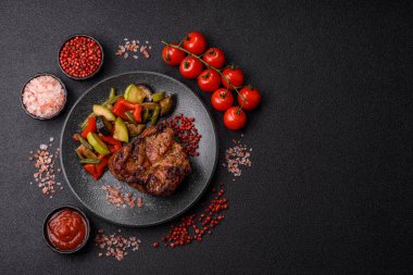 Domuz göğsü bifteği, ızgara fileto, sağlıklı yemek, öğle yemeği. Tasarımın için yemek arkaplanı olarak domuz bifteği