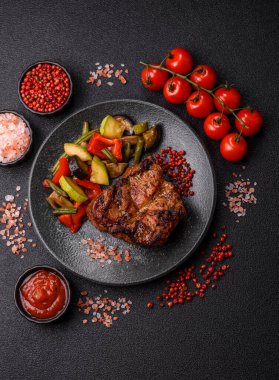 Domuz göğsü bifteği, ızgara fileto, sağlıklı yemek, öğle yemeği. Tasarımın için yemek arkaplanı olarak domuz bifteği