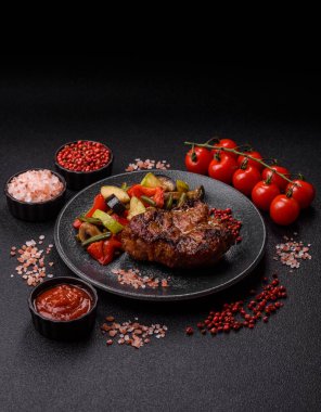 Domuz göğsü bifteği, ızgara fileto, sağlıklı yemek, öğle yemeği. Tasarımın için yemek arkaplanı olarak domuz bifteği