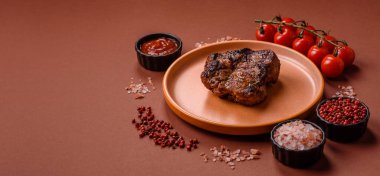 Domuz göğsü bifteği, ızgara fileto, sağlıklı yemek, öğle yemeği. Tasarımın için yemek arkaplanı olarak domuz bifteği