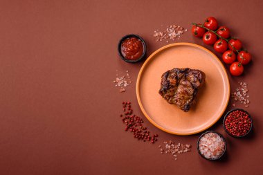 Domuz göğsü bifteği, ızgara fileto, sağlıklı yemek, öğle yemeği. Tasarımın için yemek arkaplanı olarak domuz bifteği