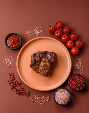 Domuz göğsü bifteği, ızgara fileto, sağlıklı yemek, öğle yemeği. Tasarımın için yemek arkaplanı olarak domuz bifteği