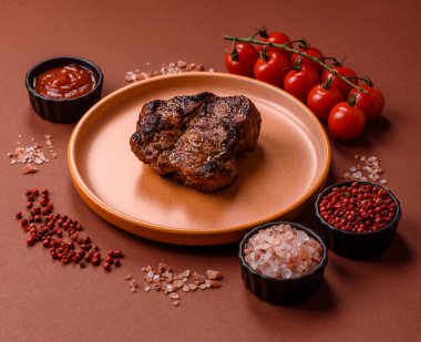 Domuz göğsü bifteği, ızgara fileto, sağlıklı yemek, öğle yemeği. Tasarımın için yemek arkaplanı olarak domuz bifteği