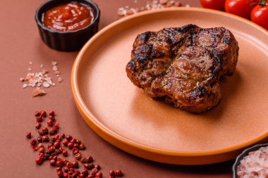 Domuz göğsü bifteği, ızgara fileto, sağlıklı yemek, öğle yemeği. Tasarımın için yemek arkaplanı olarak domuz bifteği