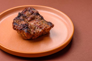 Domuz göğsü bifteği, ızgara fileto, sağlıklı yemek, öğle yemeği. Tasarımın için yemek arkaplanı olarak domuz bifteği