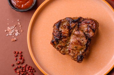 Domuz göğsü bifteği, ızgara fileto, sağlıklı yemek, öğle yemeği. Tasarımın için yemek arkaplanı olarak domuz bifteği