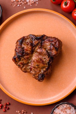 Domuz göğsü bifteği, ızgara fileto, sağlıklı yemek, öğle yemeği. Tasarımın için yemek arkaplanı olarak domuz bifteği