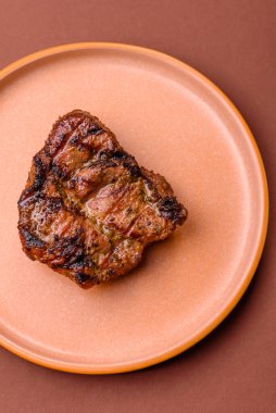 Domuz göğsü bifteği, ızgara fileto, sağlıklı yemek, öğle yemeği. Tasarımın için yemek arkaplanı olarak domuz bifteği