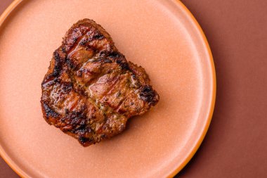 Domuz göğsü bifteği, ızgara fileto, sağlıklı yemek, öğle yemeği. Tasarımın için yemek arkaplanı olarak domuz bifteği