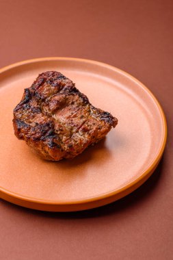 Domuz göğsü bifteği, ızgara fileto, sağlıklı yemek, öğle yemeği. Tasarımın için yemek arkaplanı olarak domuz bifteği