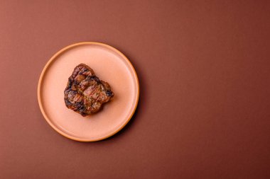 Domuz göğsü bifteği, ızgara fileto, sağlıklı yemek, öğle yemeği. Tasarımın için yemek arkaplanı olarak domuz bifteği