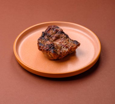 Domuz göğsü bifteği, ızgara fileto, sağlıklı yemek, öğle yemeği. Tasarımın için yemek arkaplanı olarak domuz bifteği