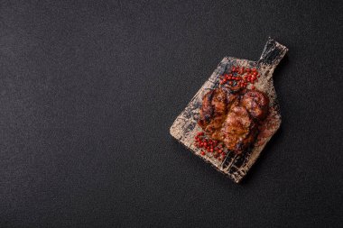 Domuz göğsü bifteği, ızgara fileto, sağlıklı yemek, öğle yemeği. Tasarımın için yemek arkaplanı olarak domuz bifteği