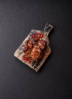 Domuz göğsü bifteği, ızgara fileto, sağlıklı yemek, öğle yemeği. Tasarımın için yemek arkaplanı olarak domuz bifteği